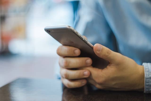 スマホを触るビジネスパーソン
